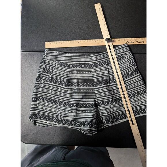 A. Byer Woven Aztec Print Shorts Women's Size 7 - Picture 6 of 6